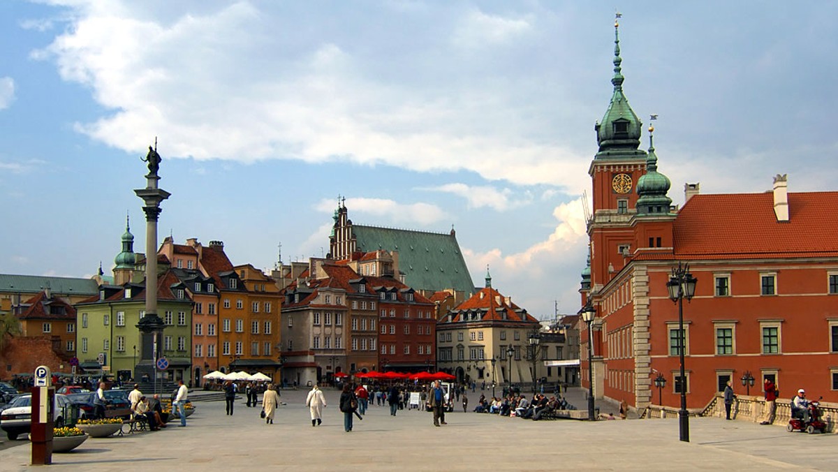 W związku z panującymi w stolicy upałami, w mieście rozstawione zostaną kurtyny wodne. Pierwsza z nich zacznie działać w środę ok. godz. 14 na pl. Zamkowym. W sumie będzie ich 12, w najbardziej ruchliwych punktach miasta - poinformował warszawski ratusz.