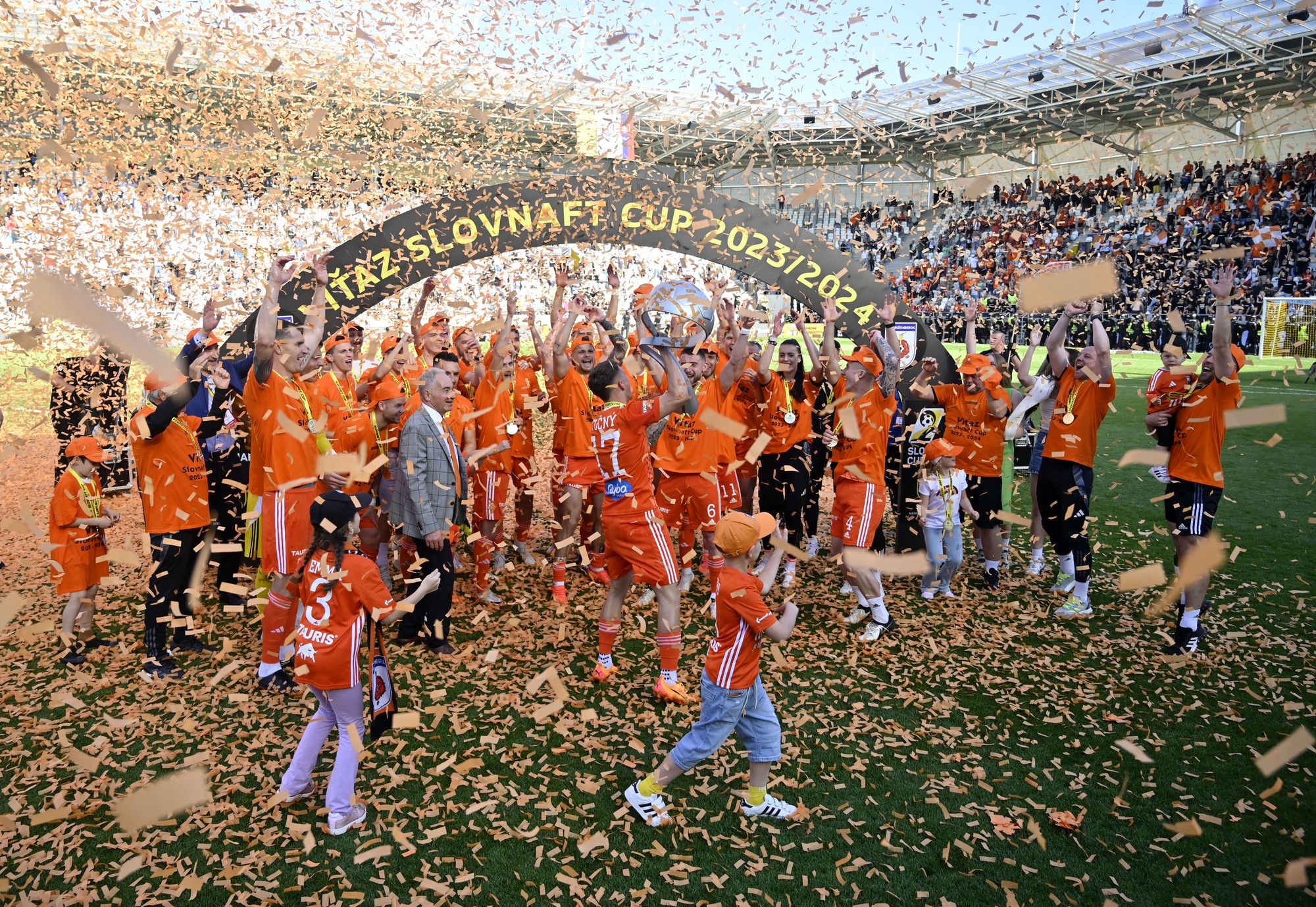 Futbalisti MFK Ružomberok sa tešia s trofejou po víťazstve vo finálovom zápase Slovnaft Cupu.