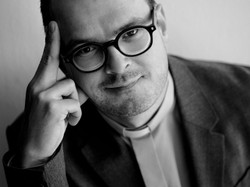 Dawid Ogrodnik jako ksiądz Jan Kaczkowski. Film "Na pełnej petardzie" w 2021 roku