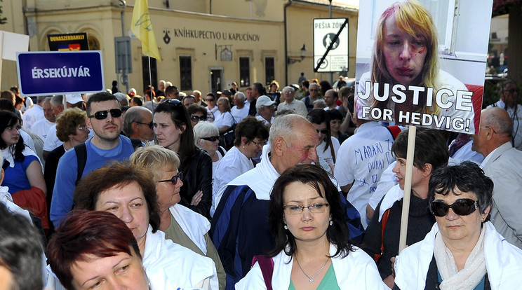 Résztvevők a 2006-ban Nyitrán megvert egykori diáklány, Zsák Malina Hedvig melletti támogató tüntetésen Pozsonyban 2014. április 30-án /Fotó: MTI/TASR/Martin Baumann