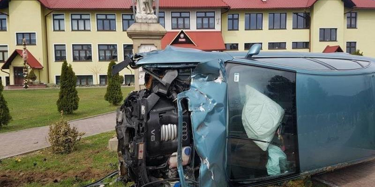 O włos od tragedii. Rozpędzone auto zatrzymało się przed figurą Matki Boskiej