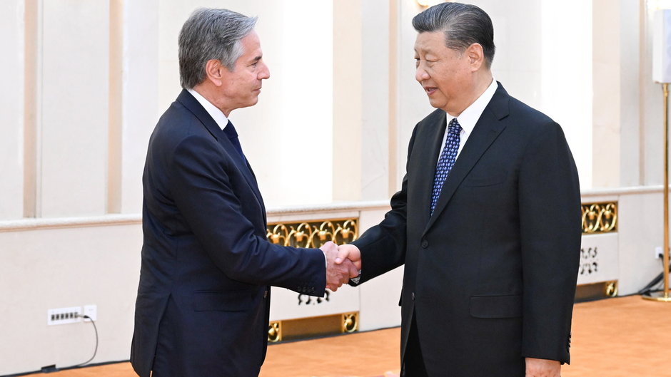 Antony Blinken (L) i Xi Jinping (P) 