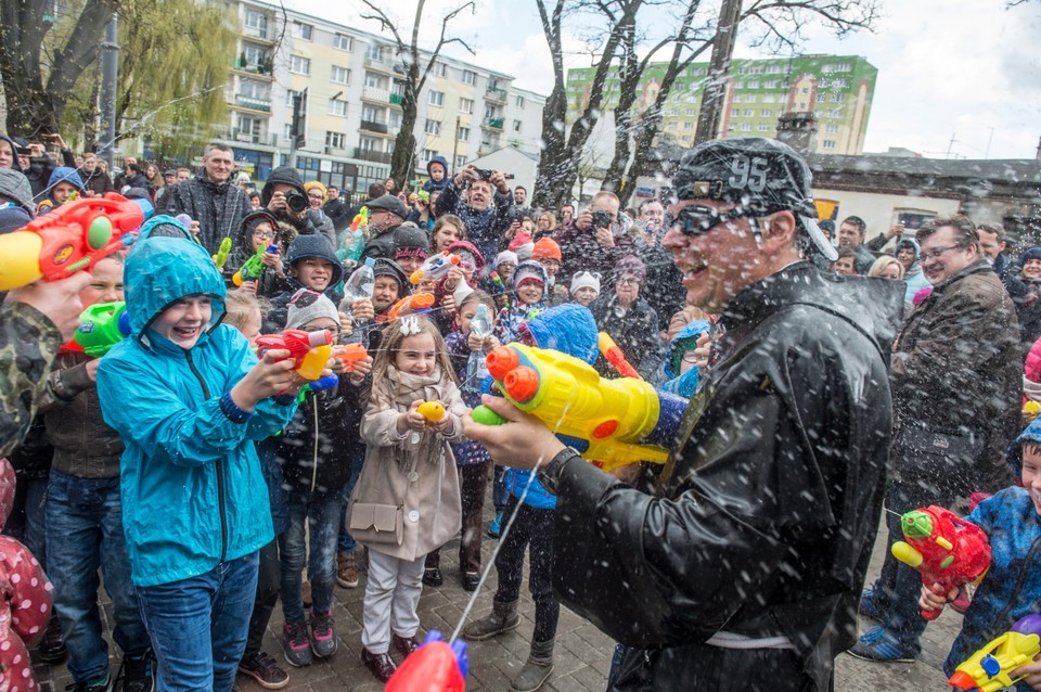 Śmigus-Dyngus w Łodzi. Zobacz bitwę wodną przed kościołem