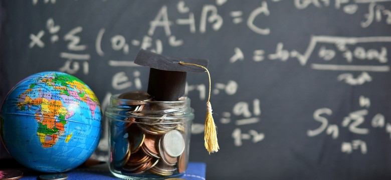 2500 zł bonu dla nauczycieli klas I-III. Wypłata już w 2025 roku. Kiedy dokładnie?