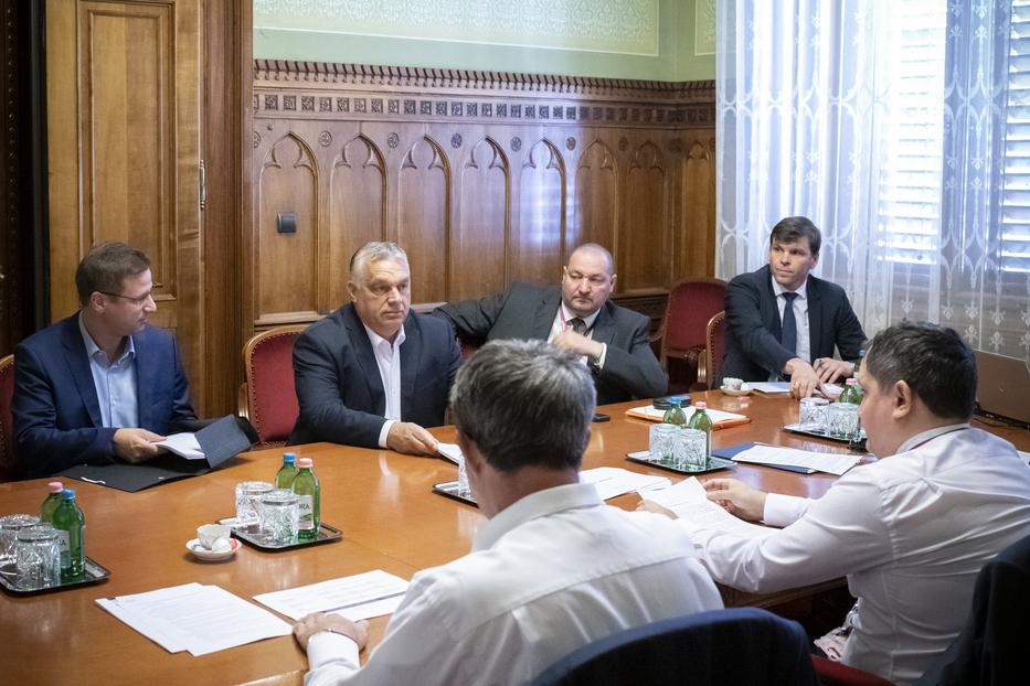 Orbán Viktor az energia-veszélyhelyzetről és a rezsicsökkentés megvédéséről összehívott egyeztetésen a Parlamentben / Fotó: MTI/Miniszterelnöki Sajtóiroda/Benko Vivien Cher