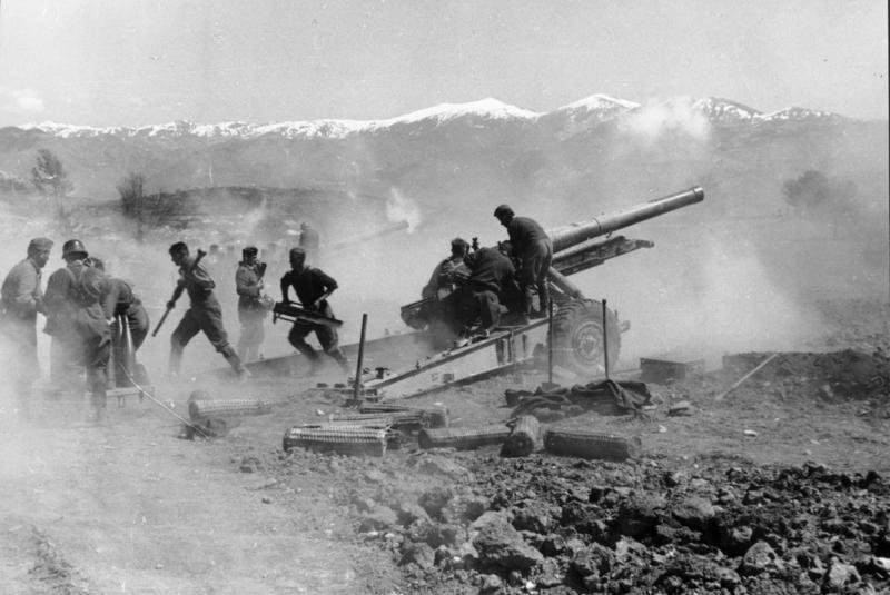 Niemcy prowadzący ostrzał za pomocą ciężkiej haubicy vz.37 produkcji czechosłowackiej podczas walk w Grecji