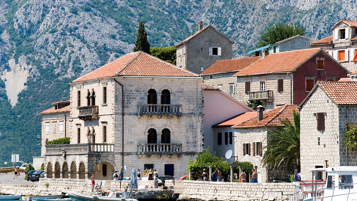 Perast, położony urokliwie nad Zatoką Kotorską, to jedna z pereł adriatyckiego wybrzeża. Jego losy zawsze związane były z wodą.