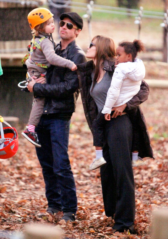 Brad Pitt i Angelina Jolie z dziećmi (Budapeszt, 5 listopada 2010 r.)