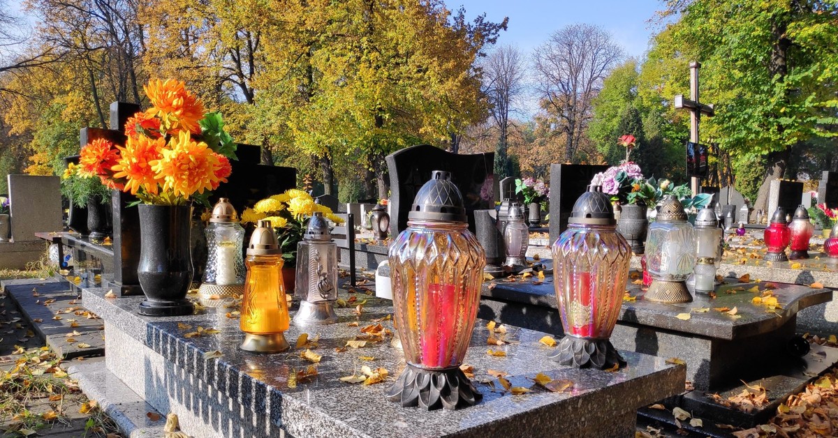 How much does it cost for a place in a municipal and parish cemetery 2025? How much does it cost for an urn space in a cemetery?