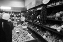 Klienci przy stoisku z warzywami w sklepie Społem podczas zakupów przedświątecznych w niedzielę handlową