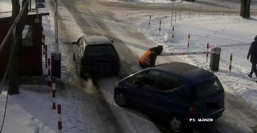 Wypadek w Bełchatowie. Na parkingu przed szpitalem kierowca mercedesa potrącił parkingowego. Kierowca uciekł z miejska wypadku