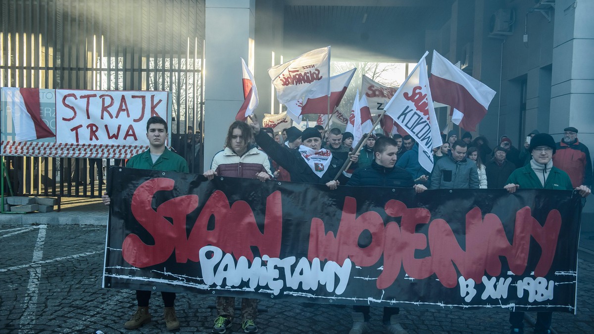 Rekonstrukcję rozbicia strajku w dawnej Fabryce Samochodów Ciężarowych w Lublinie zorganizowali dzisiaj działacze Solidarności. Przypomnieli w ten sposób o wydarzeniach stanu wojennego w 36. rocznicę jego wprowadzenia.