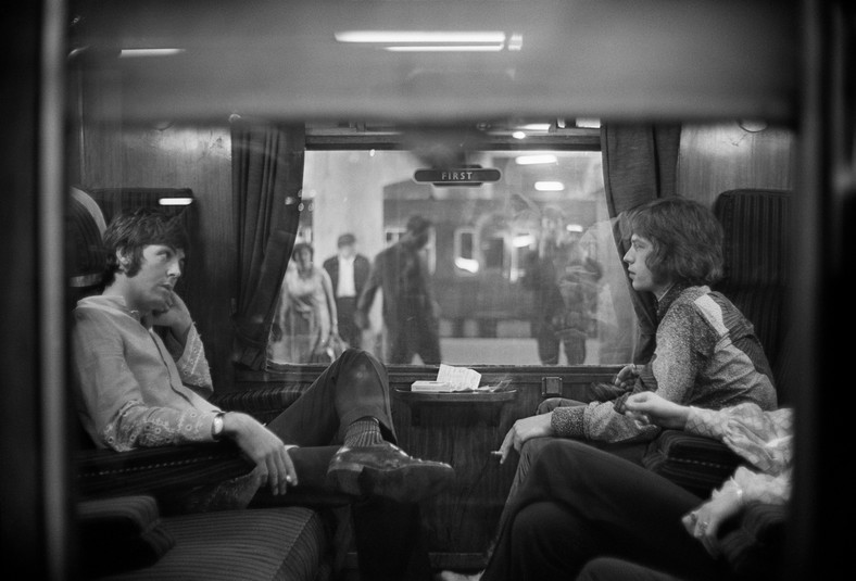 Spotkanie legend: Paul McCartney z Beatlesów i Mick Jagger z The Rolling Stones w brytyjskim pociągu [1967]