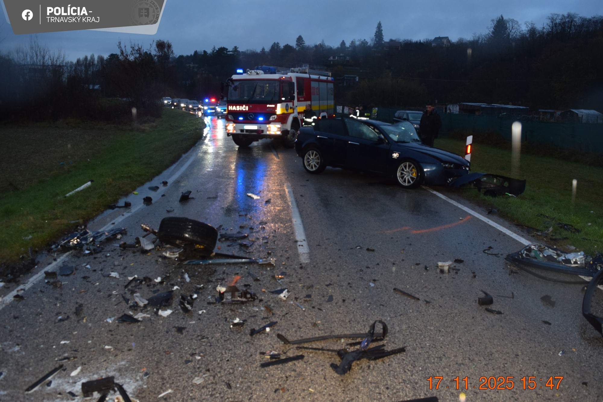 Po nehode pri Banke skončili v nemocnici traja ľudia.