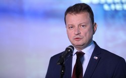 Burza wokół Jażdżewskiego. Błaszczak szydzi z szefa PSL: Kosiniak przyjął z aplauzem te słowa, a Kamysz je skrytykował