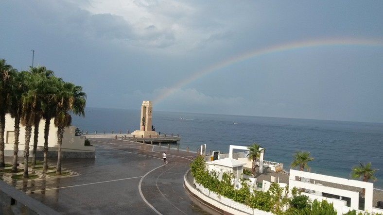 Tęcza nad promenadą w Reggio di Calabria