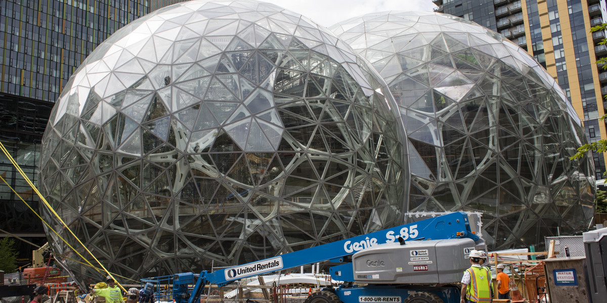 Obecna siedziba Amazona mieści się w Seattle. Na terenie kompleksu powstają właśnie ogromne, szklane kopuły