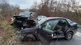 Brutális baleset: frontálisan egymásba csapódott egy kisbusz és egy autó Csobánkánál – fotók
