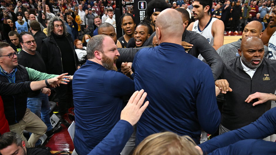 Bójka w meczu Cavs – Grizzlies. Zawodnicy wyrzuceni z parkietu