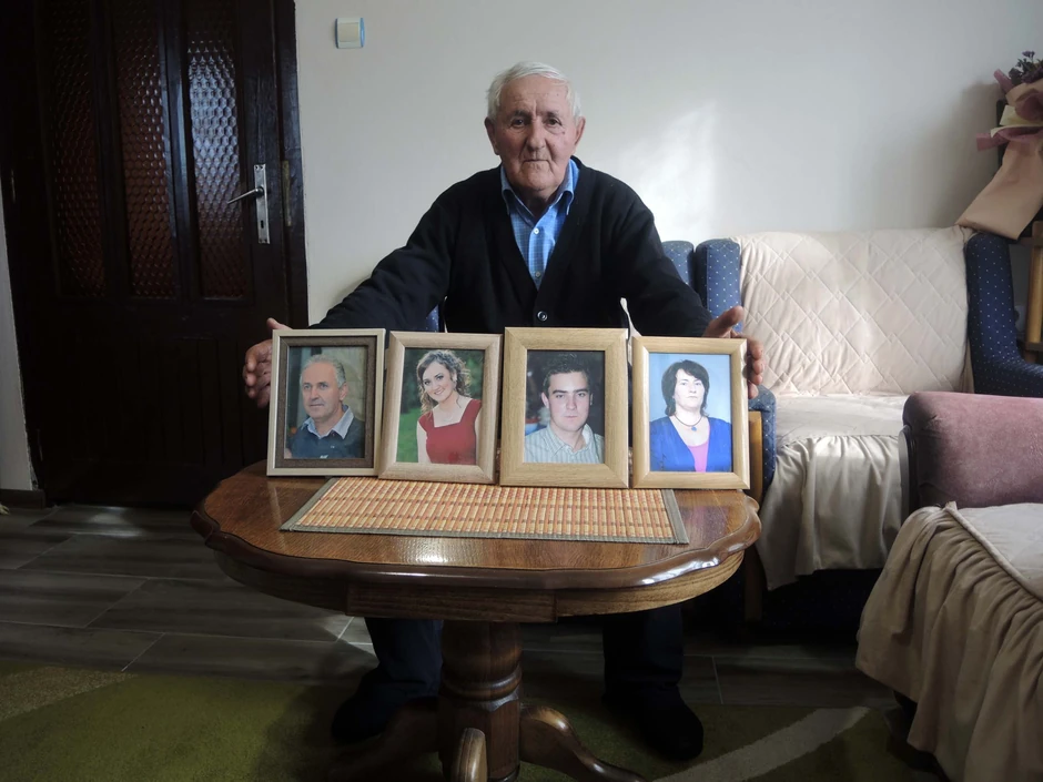 Sa fotografijama pokojnog sina, unukuka, snaje: Radiša Kovačević