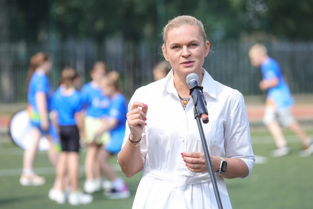 Minister edukacji Barbara Nowacka podczas konferencji prasowej na temat programu "Aktywna szkoła".