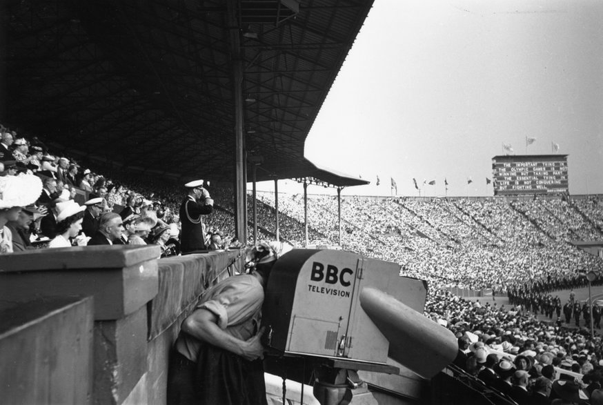 Ceremonia otwarcia igrzysk olimpijskich w Londynie w 1948 r. Król Jerzy VI wita uczestników i publiczność