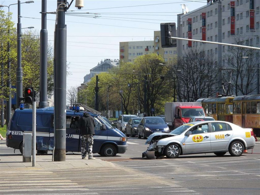 Warszawa, wypadek, taxi, taksówka, radiowóz, policja