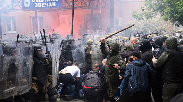 Magyar katonák is megsérültek a koszovói zavargásokban / Fotó: MTI/EPA/Georgi Licovszki