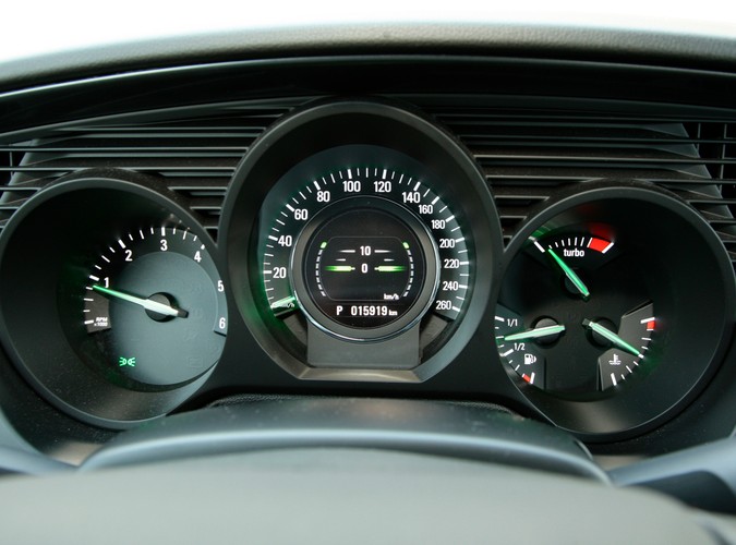 Oto najnowszy Saab 9-5 chwycił kierowców za serce. Tak, tak Polacy zamiast niemieckich gablot wybierają najnowszą limuzynę szwedzkiej marki. Wirus turbo z dnia na dzień atakuje nowe organizmy!