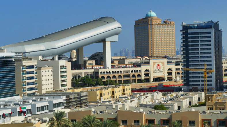 Mall of the Emirates z zewnątrz. Na dachu widoczny jest stok Ski Dubai