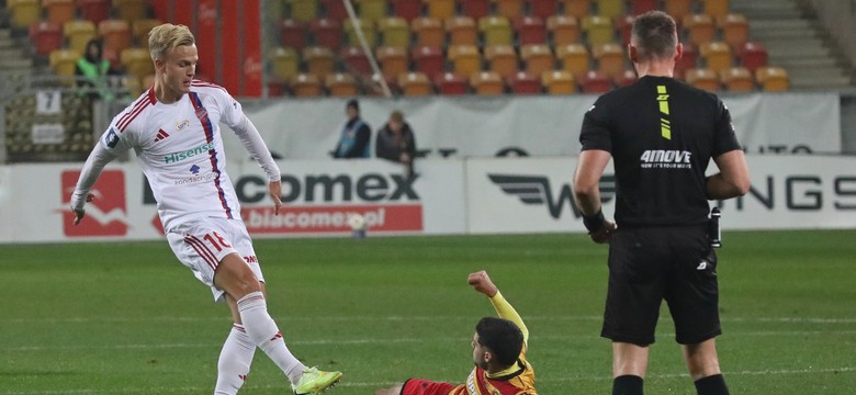 Sędzia przerwał mecz Jagiellonia - Raków. Powodem wulgarny transparent obrażający jego kolegę