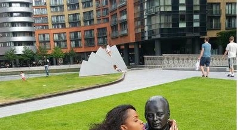 Dillish Matthews kissing a statue 