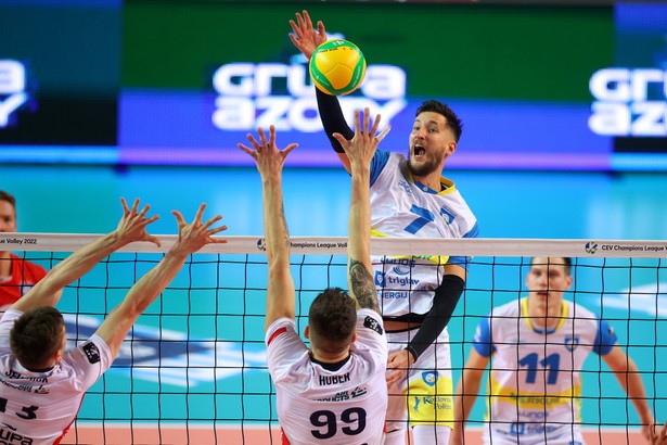 Zawodnik Grupy Azoty ZAKSA Kędzierzyn-Koźle Kamil Semeniuk (L) i Norbert Huber (C) oraz Uros Pavlovic (P) z OK Merkur Maribor podczas meczu 1. kolejki gr. C Ligi mistrzów siatkarzy