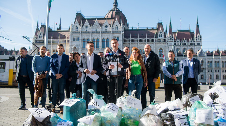 Horváth Csaba, az MSZP fővárosi képviselője (elől, balra) és Őrsi Gergely, a párt budapesti alelnöke (elöl, jobbra) a "Vajon a Kossuth térről elviszik Budapest szemetét?" címmel tartott sajtótájékoztatón az Országház előtt /Fotó: MTI - Balogh Zoltán