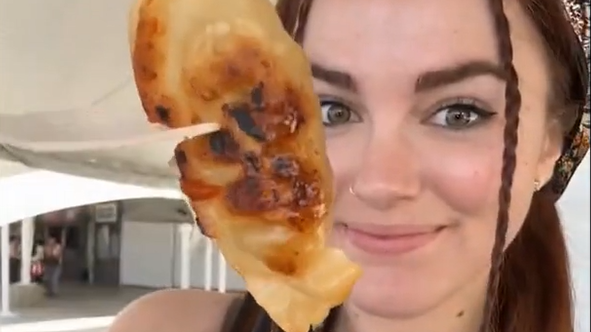 Influencerka Karissa Dumbacher ukázala ceny jedla na festivale Coachella v USA.