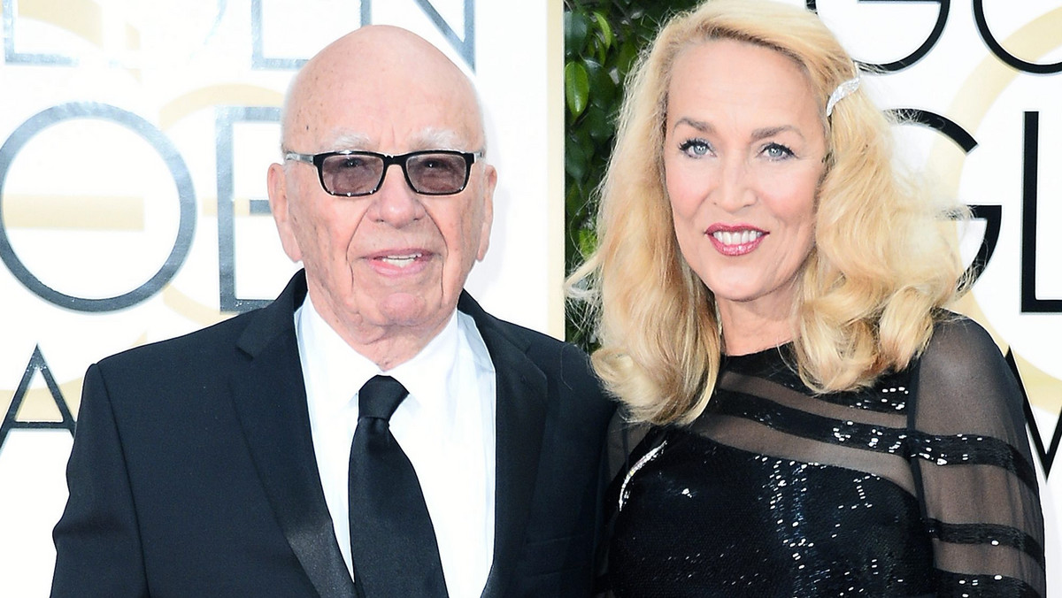 84-letni magnat prasowy Rupert Murdoch poprosił o rękę 59-letnią modelkę Jerry Hall. Zaręczyny odbyły się w weekend w Los Angeles, a informacja o tym pojawiła się w na stronie ogłoszeń towarzyskich w "The Times", brytyjskim dzienniku należącym do Murdocha. Para spotyka się od czterech miesięcy.