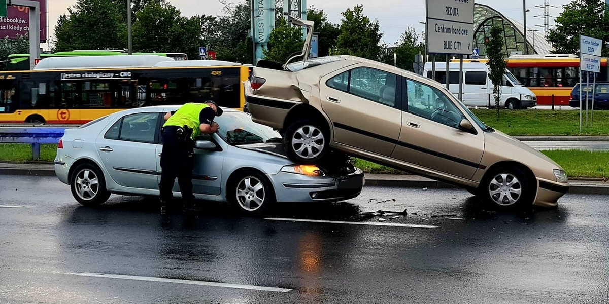 Samochody wylądowały jeden na drugim. 