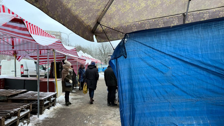 Wiele stanowisk na bazarze w Białymstoku było pustych przed weekendem