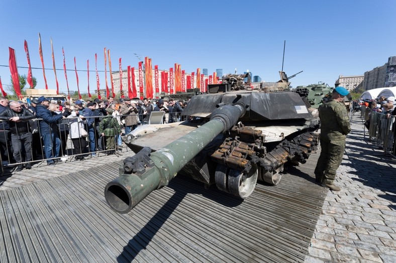 Przejęty przez Rosjan wrak czołgu M1A1 Abrams. Amerykanie przekazali Ukraińcom 31 wozów. Egzemplarz ze zdjęcia został zaprezentowany podczas wystawy przejętego zachodniego sprzętu wojskowego na wystawie w Moskwie.