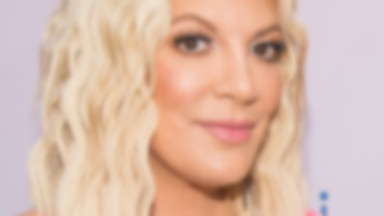 Tori Spelling z bardzo gładką twarzą