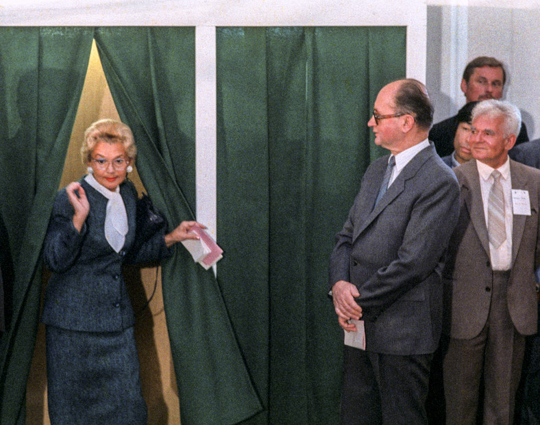 Wybory 1989. Na zdjęciu Wojciech Jaruzelski z żoną Barbarą