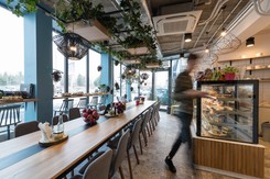 Łóżko z baldachimem, sala do air jogi, przestrzeń kinowa... Wolność zaczyna się w biurze