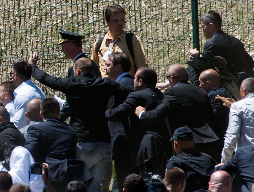 Aleksandar Vučić bez naočara koje su mu polomljene u napadu