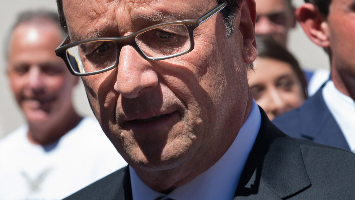 W związku z zarzucanym Moskwie wtargnięciem rosyjskich pojazdów opancerzonych na Ukrainę prezydent Francji Francois Hollande wezwał Rosję do respektowania integralności terytorialnej Ukrainy.