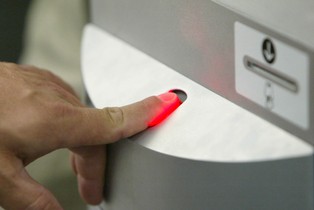 Biometria: Chcesz pracować, daj firmie odciski palców. Nielegalnie