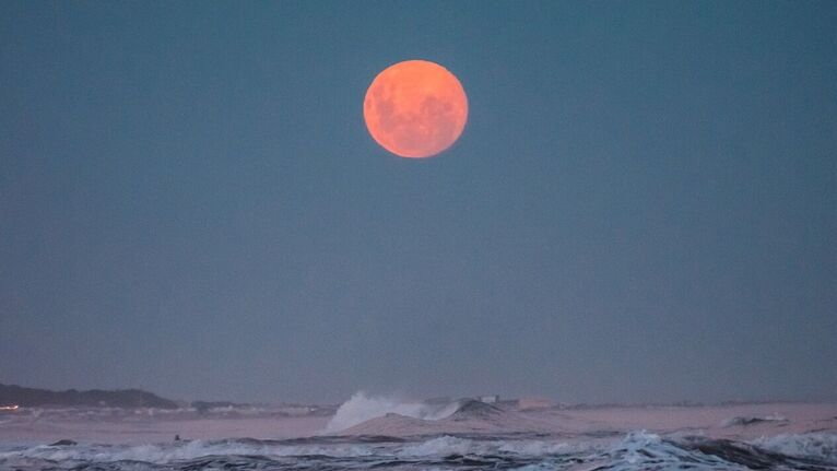Pełnia Różowego Księżyca — zdjęcie ilustracyjne