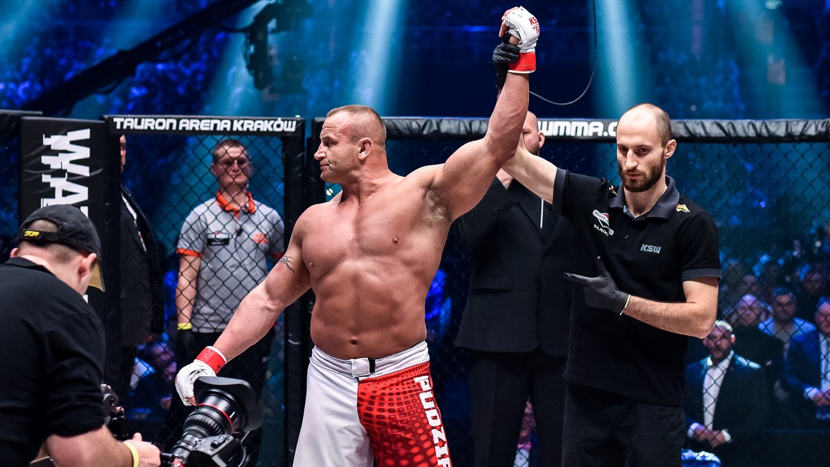 Są walki i są zawodnicy, o których nie trzeba się rozpisywać. Więc krótko - na gali KSW 37 Mariusz "Pudzian" Pudzianowski pokonał w pierwszej rundzie Pawła "Popka" Raka. Walka została przerwana przez sędziego po tym, jak "Pudzian" przewrócił rywala na matę i zaczął atakować go w parterze. Mariusz Pudzianowski był szybszy i lepszy w klatce, "Popek" nie zdążył pokazać swoich ewentualnych atutów. "Król Albanii" nie zasiadł na kolejnym tronie.