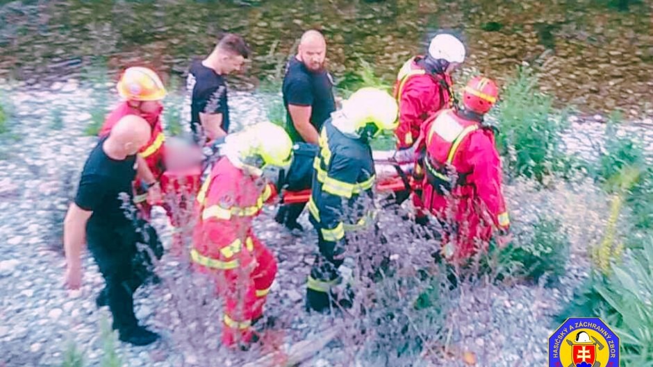 Policajti s hasičmi zachraňovali v Banskej Bystrici muža, ktorý uviazol v rieke.