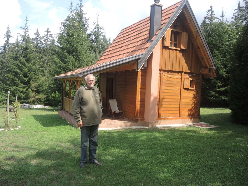 Milojko je napravio drvenu vikendicu na imanju na Tari