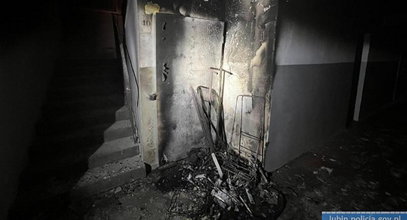 Ogień sięgał sufitu, a w mieszkaniu tkwiła uwięziona matka z dziećmi. Strach pomyśleć, co by było, gdyby nie policjanci...